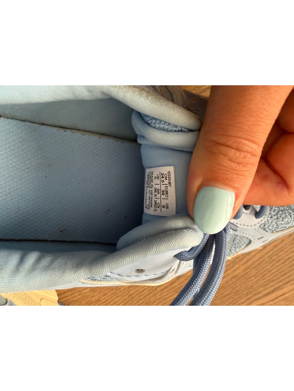 ASICS Women's Size 8.5 Light Blue Sneakers in Good Condition - Picture 10 of 10